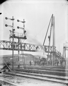 40543 Gezicht op een deel van de ijzeren hulpvoetbrug over de sporen bij het Centraal Station te Utrecht tijdens de ...